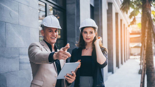 Ingenieros con cascos revisando una obra