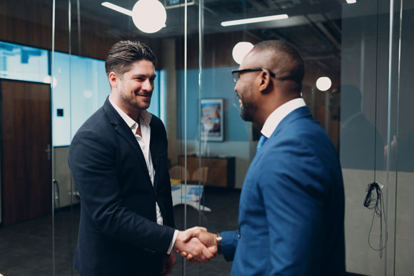 Hombres de negocios dándose un apreton de manos