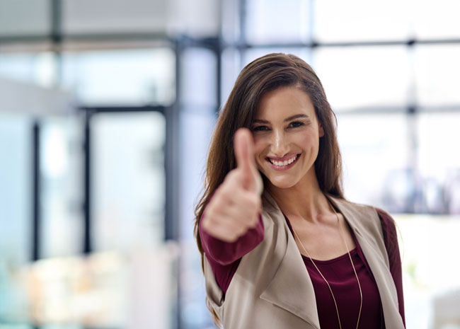 Mujer sonriendo con el pulgar arriba