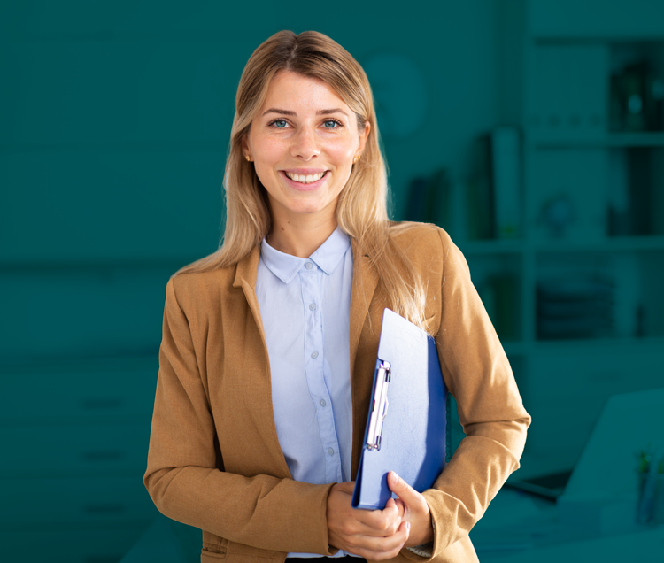 Asesora sonriendo y sosteniendo una carpeta