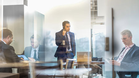 Empresario atendiendo una llamada telefónica