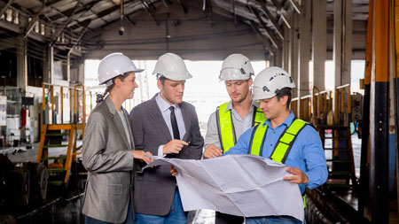 Ingenieros revisando unos planos en un obra