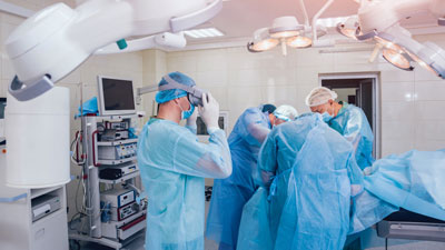 Médicos en una sala de cirugía